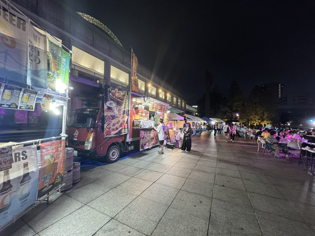 shino_suncok's tweet image. 今日の演奏場所は、ポートピアホテルの足元にあるポートアイランド市民広場でした🎵
雨上がり、たくさんの方にお聴き頂けて嬉しかったです❣️

ありがとうございました✨
演奏後の記念写真🎶

#ポートピアストリートフェス
#SunsetCocktail 
#ボサノバ