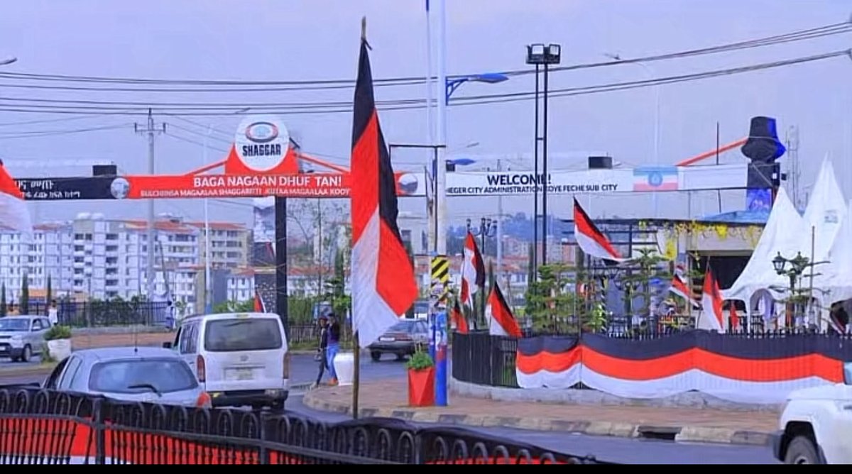oneEthiopi8kt's tweet photo. Irreechaa, the Oromo thanksgiving, is now a state spectacle. Oromo flags fly freely. Government media broadcasts it nationwide. Police protect the ceremony. Itโs not just culturalโitโs political. #Ethiopia #Amhara #Irreechaa #Oromummaa #UnityNotUniformity https://t.co/Xr0L0M2ITL