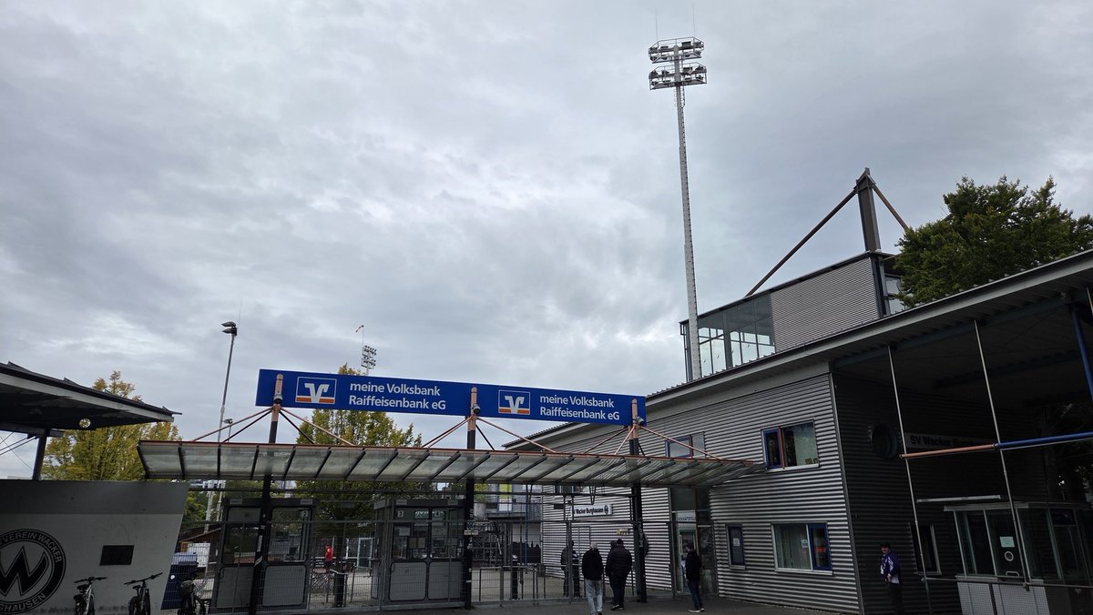 ArjandeJonge299's tweet image. Wedstrijd 6/7 in de regionalliga in Burghausen: @wacker1930 - TSV Schwaben Augsburg. Ooit op het 2e niveau nu alweer diverse jaren op het 4e niveau, dat is aan de publieke belangstelling te merken😬 #groundhoppen #groundhopping #burghausen #wackerburghausen