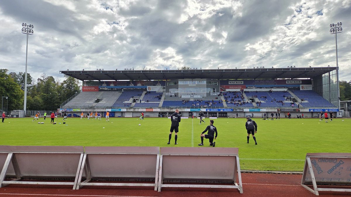 ArjandeJonge299's tweet image. Wedstrijd 6/7 in de regionalliga in Burghausen: @wacker1930 - TSV Schwaben Augsburg. Ooit op het 2e niveau nu alweer diverse jaren op het 4e niveau, dat is aan de publieke belangstelling te merken😬 #groundhoppen #groundhopping #burghausen #wackerburghausen