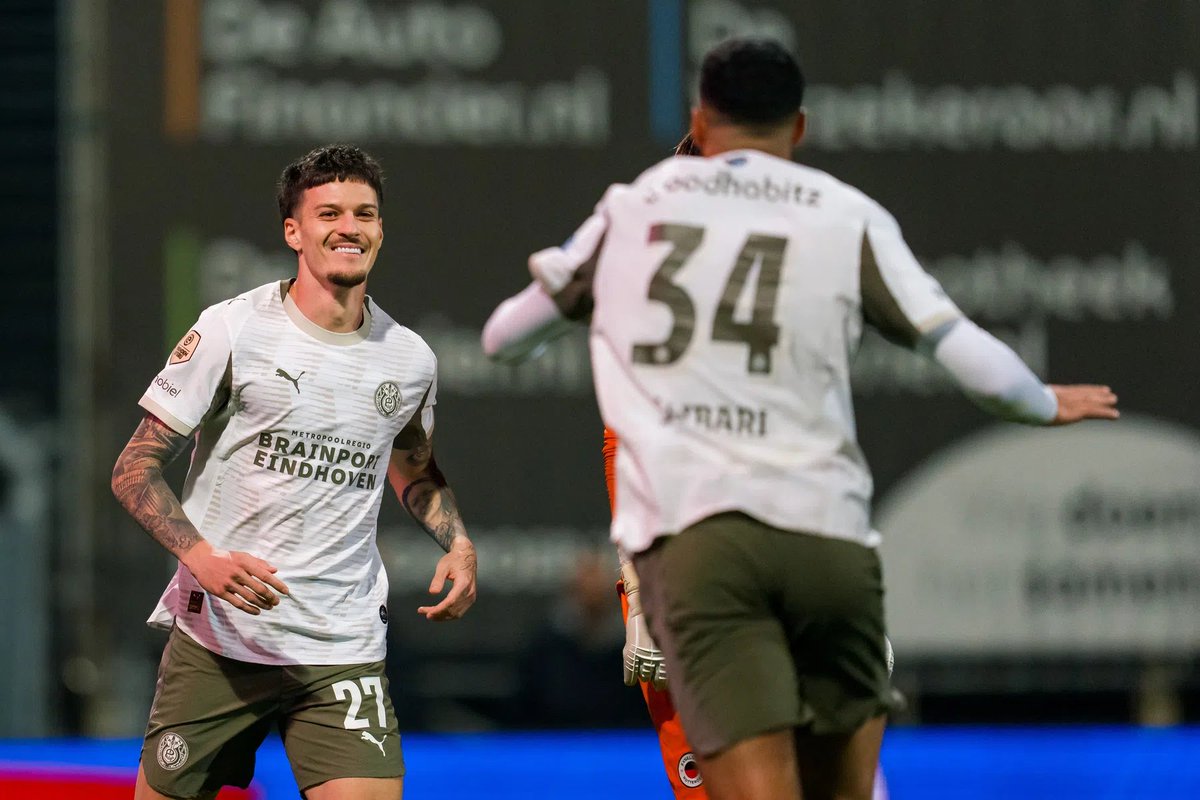 temporarily_su's tweet image. Altijd hetzelfde riedeltje: eerst spelers compleet afbranden en wegzetten als miskoop, zoals Dennis de Man en Yarek Gąsiorowski, en zodra ze laten zien wat ze kunnen, keutel linea recta ingetrokken.

Aan alles zie je dat dit toptransfers gaan worden. Aan alles.

#PECPSV