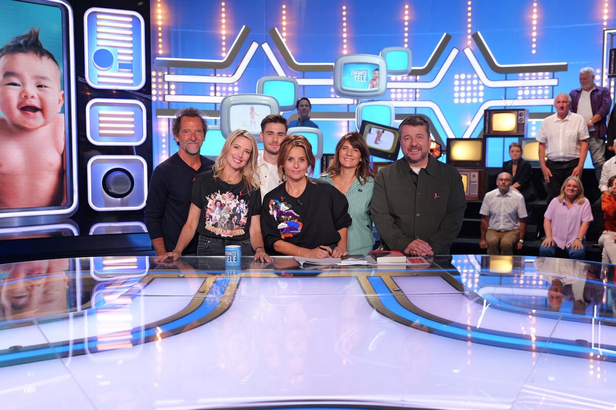 EnfantsdelaTV's tweet image. 🫶🏻 Nouvelle semaine, nouveaux invités 

✨ Faustine Bollaert reçoit à sa table : Stéphane De Groodt, Sidonie Bonnec, Julien Lieb, Estelle Denis et Bruno Guillon !

📺 Rendez-vous demain à 18h10 sur France 2