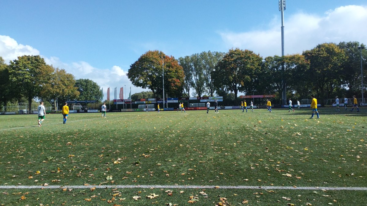 achterhoek1974's tweet photo. Gisteren geen voetbal dus vandaag samen met dochterlief even potje voetbal kijken bij #broer #zoonlief https://t.co/kwt69b4V2c