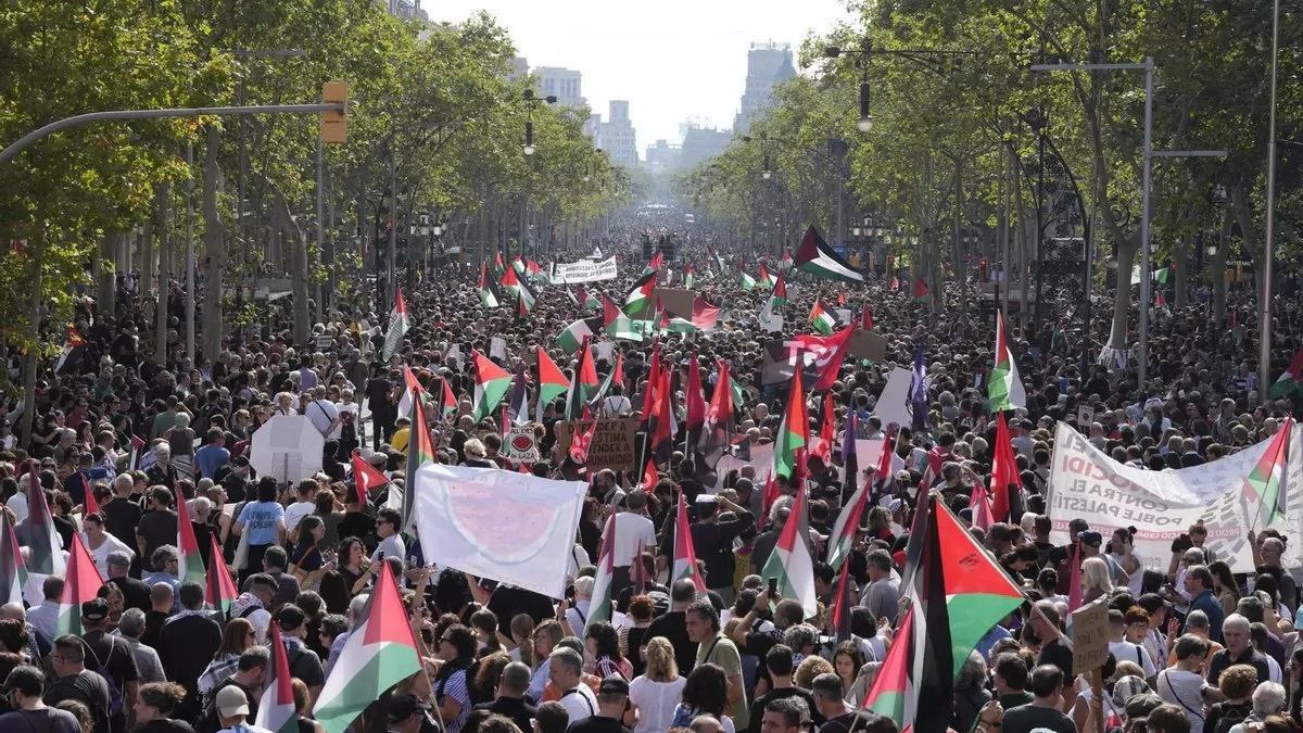 ConflictTR's tweet photo. 🔴 Barcelona’da on binlerce kişi, Filistin halkına destek vermek için gösteri düzenledi. https://t.co/dX8vU2Ed0T