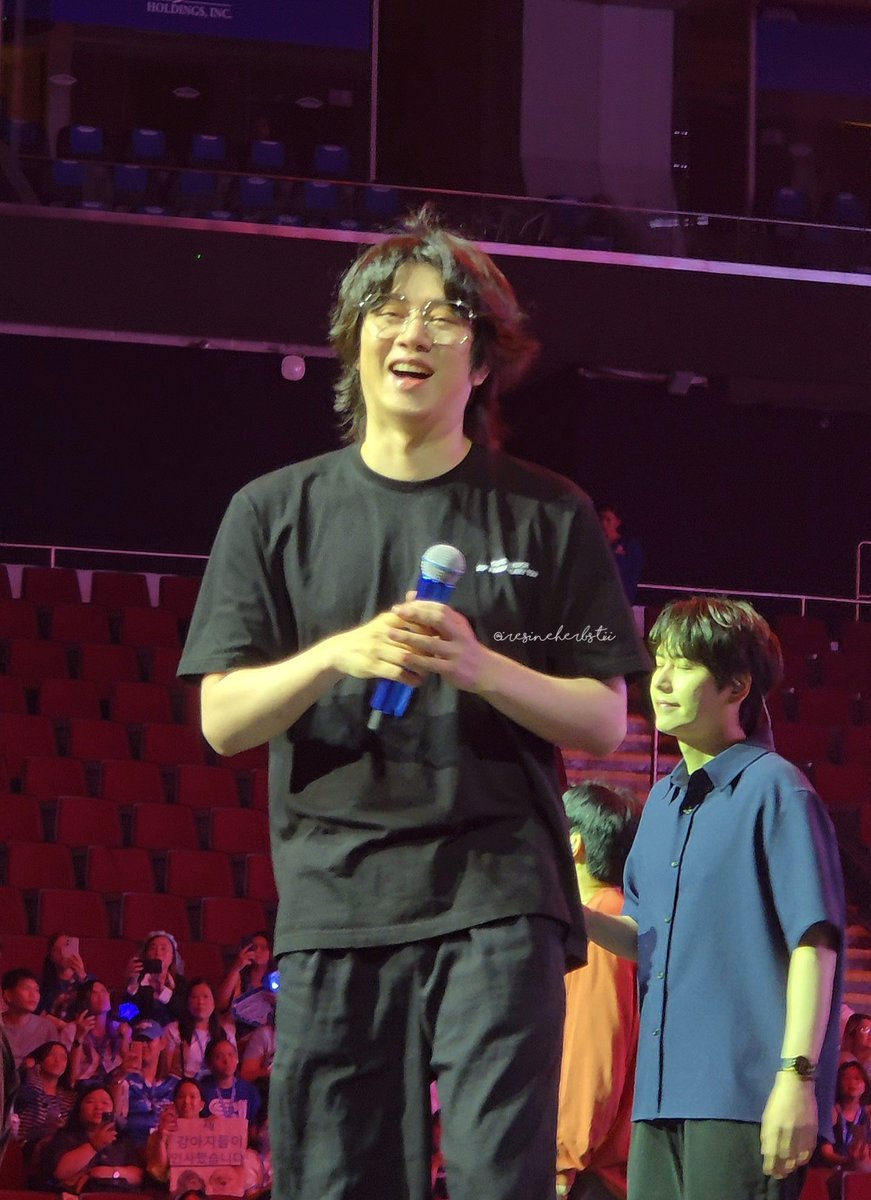 iresineherbstii's tweet photo. Hee's face when he first saw Hyuk's bubble head 😂😂😂

#SS10inManila #SuperShow10inManila
#SUPERJUNIOR https://t.co/MjZCwirP9H