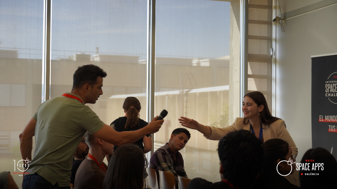 Roser Almenar, experta en derecho y tecnología, comparte las claves jurídicas de la IA en el ecosistema espacial ⚖️🧑‍🚀

🗣️Su charla en #SpaceAppsValencia está inspirando a los equipos a innovar con creatividad y responsabilidad 💡🚀

#Hackathon #STEM #spaceappsvalencia #NASA