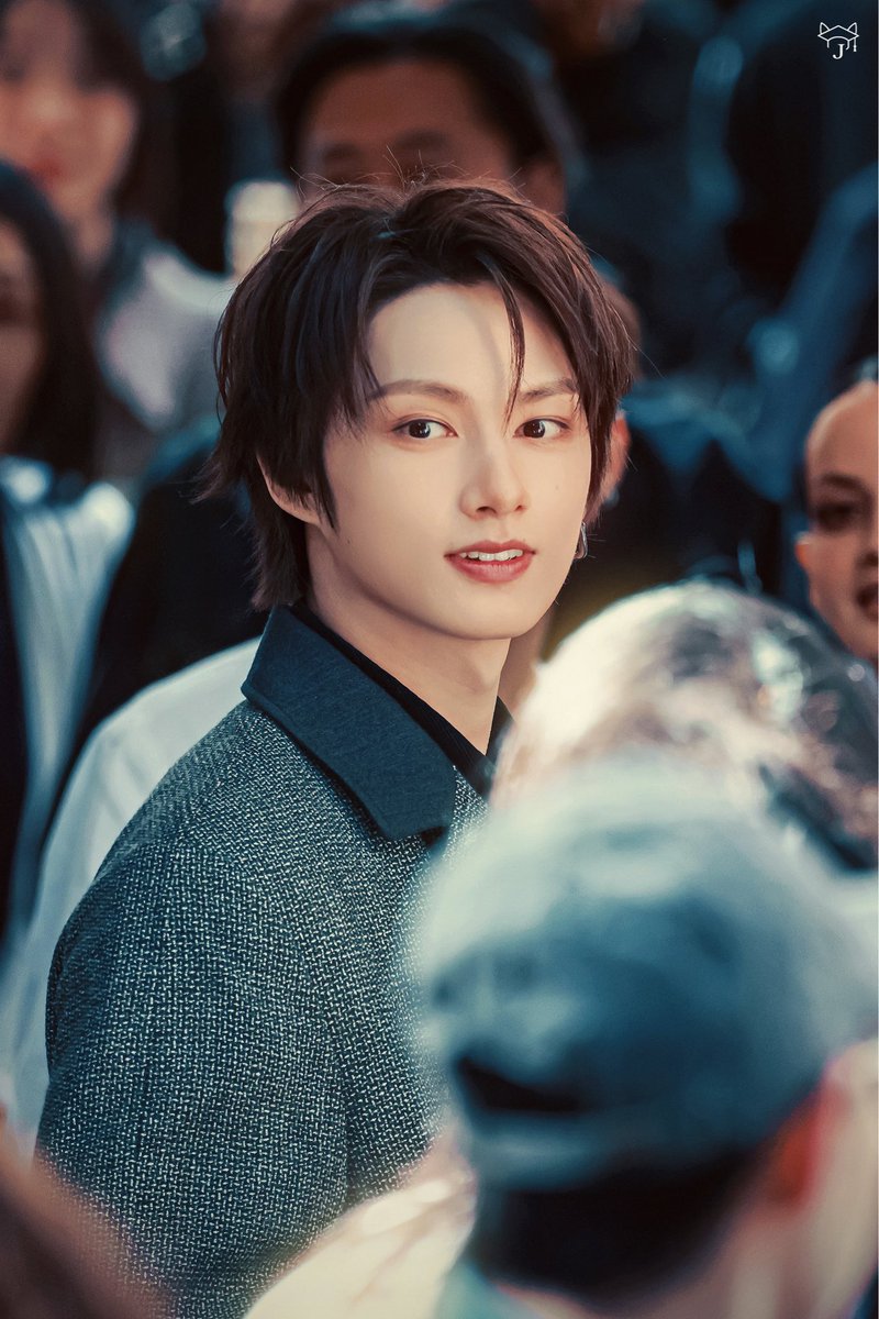 moontomeetyou's tweet photo. in the midst of the crowd, I see no one but you https://t.co/PpkUyuamOm