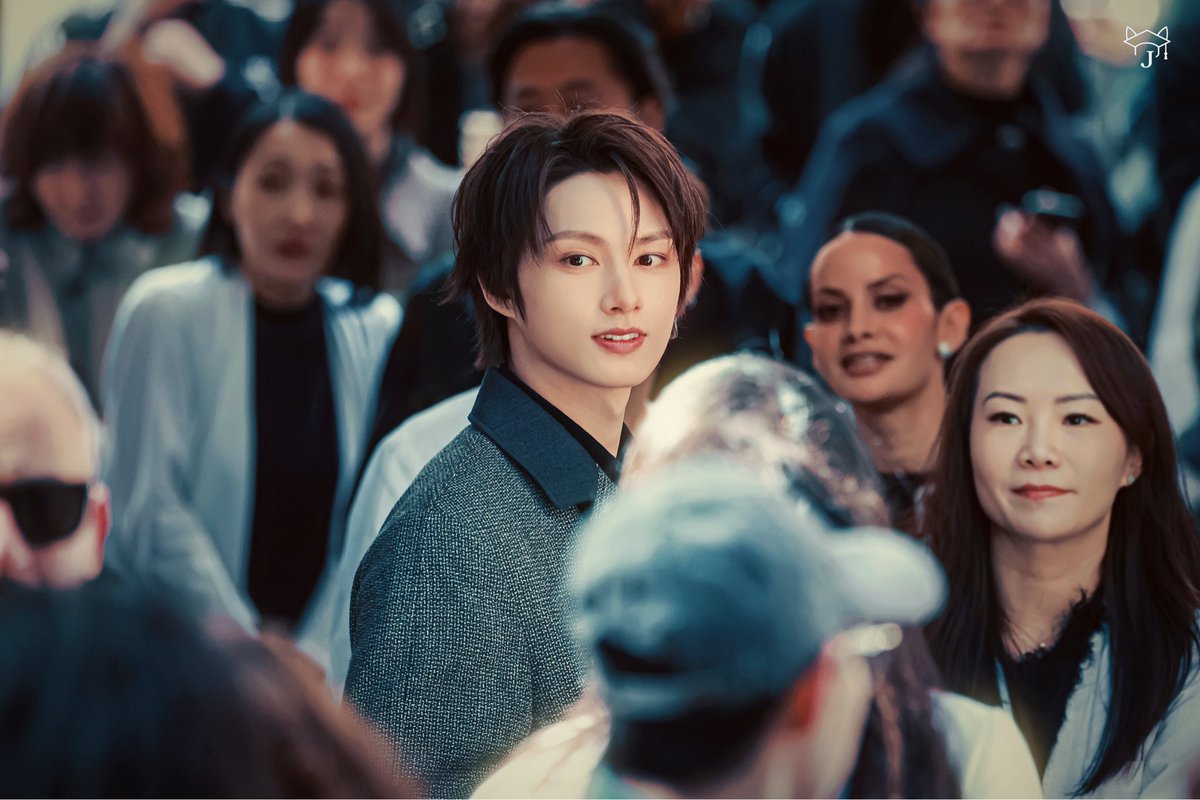 moontomeetyou's tweet photo. in the midst of the crowd, I see no one but you https://t.co/PpkUyuamOm