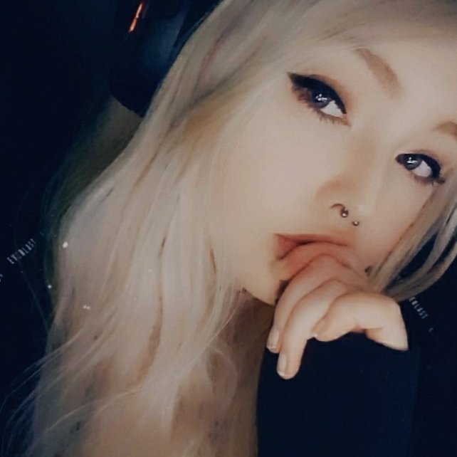 y'all seent me already but vtuber vs irl :3