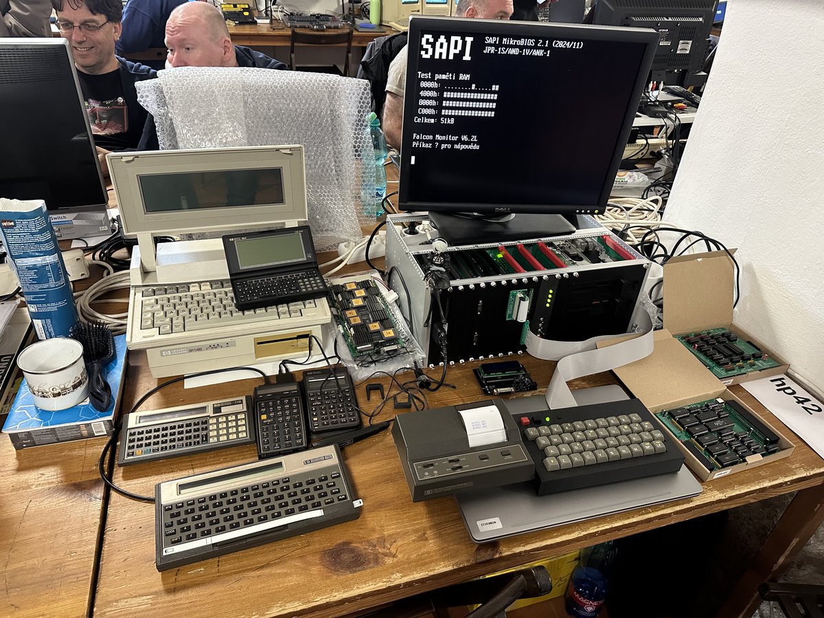 KutilDomaci's tweet photo. A sobotní přednášky a den pro veřejnost.
O historii firmy #Commodore vypráví Petro Tyschtschenko (v nejlepších letech značky byl ředitelem logistiky v Evropě). #bytefest https://t.co/OdXlopha3p