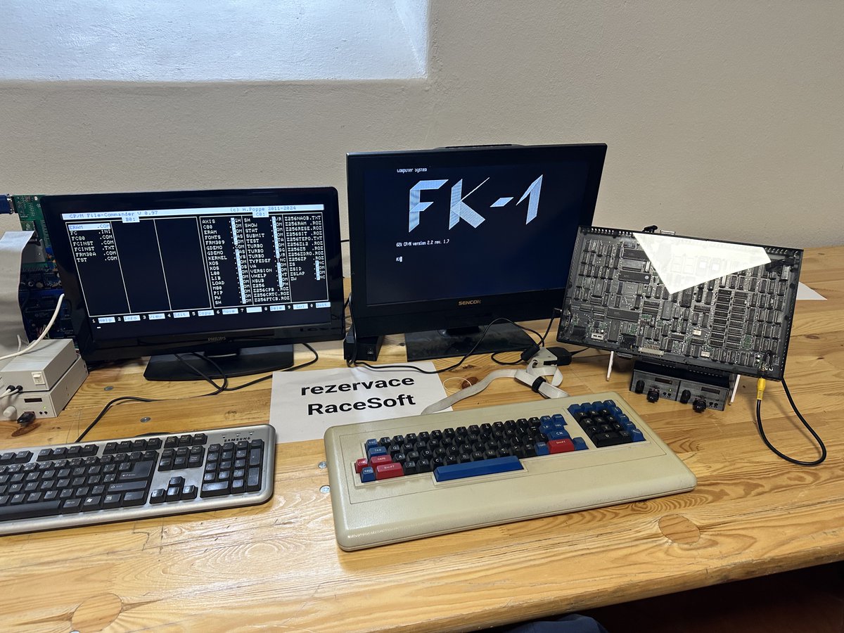KutilDomaci's tweet photo. A sobotní přednášky a den pro veřejnost.
O historii firmy #Commodore vypráví Petro Tyschtschenko (v nejlepších letech značky byl ředitelem logistiky v Evropě). #bytefest https://t.co/OdXlopha3p