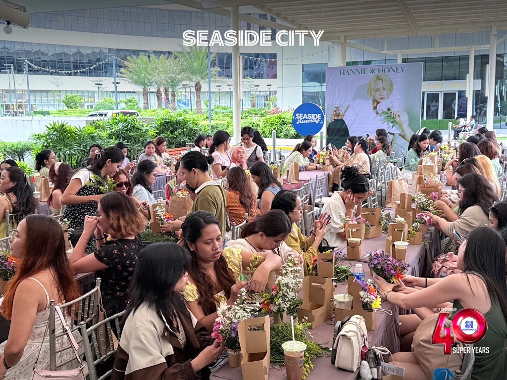 SMSeasideCebu's tweet photo. π€οΈπ Just like sunshine after the rain, Carats gathered at SM Seaside for a day filled with love, laughter, and celebration in honor of Jeonghan at the Hannie Honey: Jeonghan Birthday Event! π
#EverythingsHereAtSM #SeasideAssembly #SEVENTEEN https://t.co/0oERKH4ciY