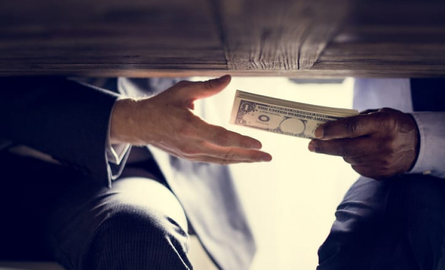 FFT_Syndicat's tweet photo. Point Vinny:
Il essaye de gratter de l'argent auprès de Dadou.
Cela semble fonctionner.
Suite à une poignée de main, Vinny vient de récupérer une liasse de billets.

Syndicat OEAG https://t.co/PlaIpNdhQt