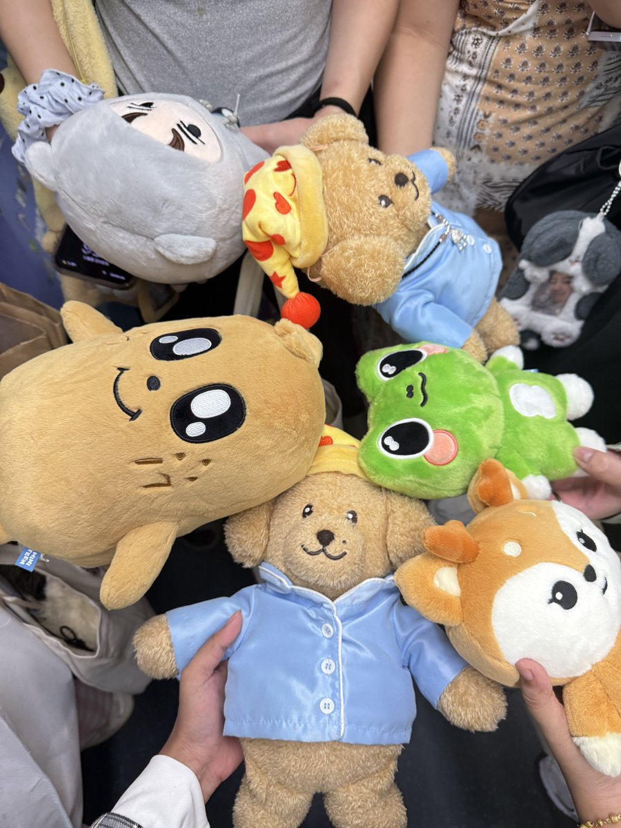 pizzakyeomieee's tweet photo. all of us saw each other on the train and immediately know everyone are Carats so we take our children out ㅋㅋㅋㅋ https://t.co/HD7x5ON6Ky