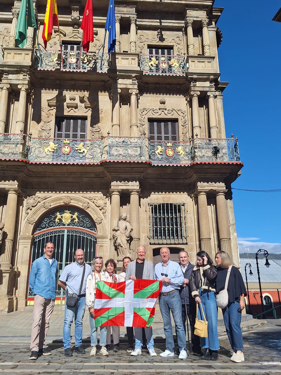 EAJPNVNafarroa's tweet image. 🙌 Visita al Ayuntamiento de #Iruñea

👉 Una mañana para conocer de cerca el trabajo de nuestro concejal de @GeroaBaiIrunea @JavierLeozSanz y cómo funciona la casa de todos los y las iruindarras

#JuntaMunicipal #Iruña #EAJPNV