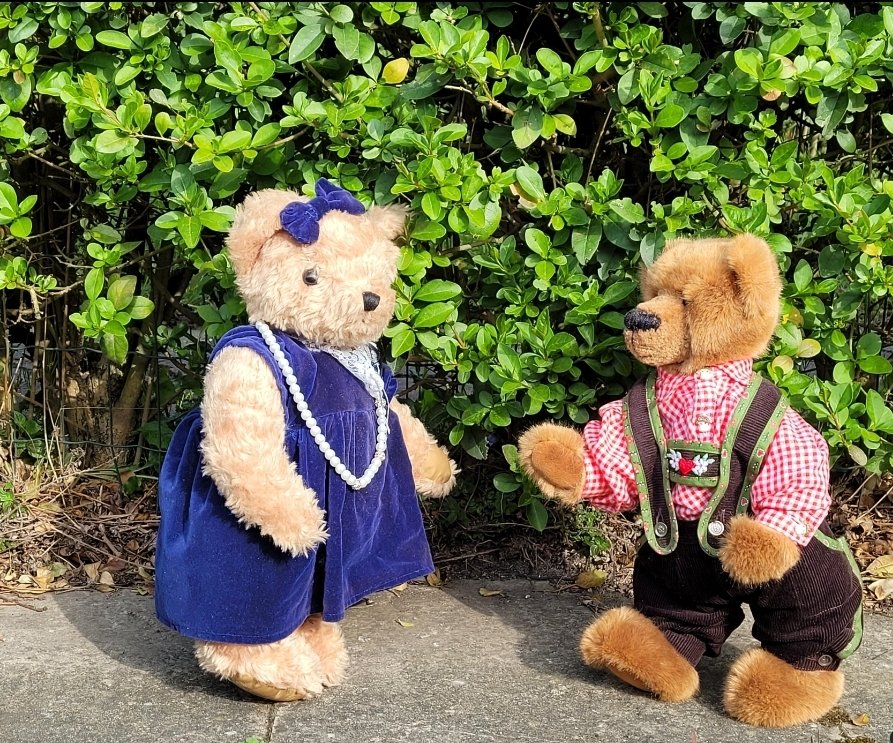 Cilla "Hello, Heinz! I won't bite!"
Heinz Bohnn "Hello! Are you coming to Oktoberfest?"
Cilla "Yes! I can't wait!"
Heinz Bohnen "I look forward to seeing you both!"
#BearingtonOktoberfest