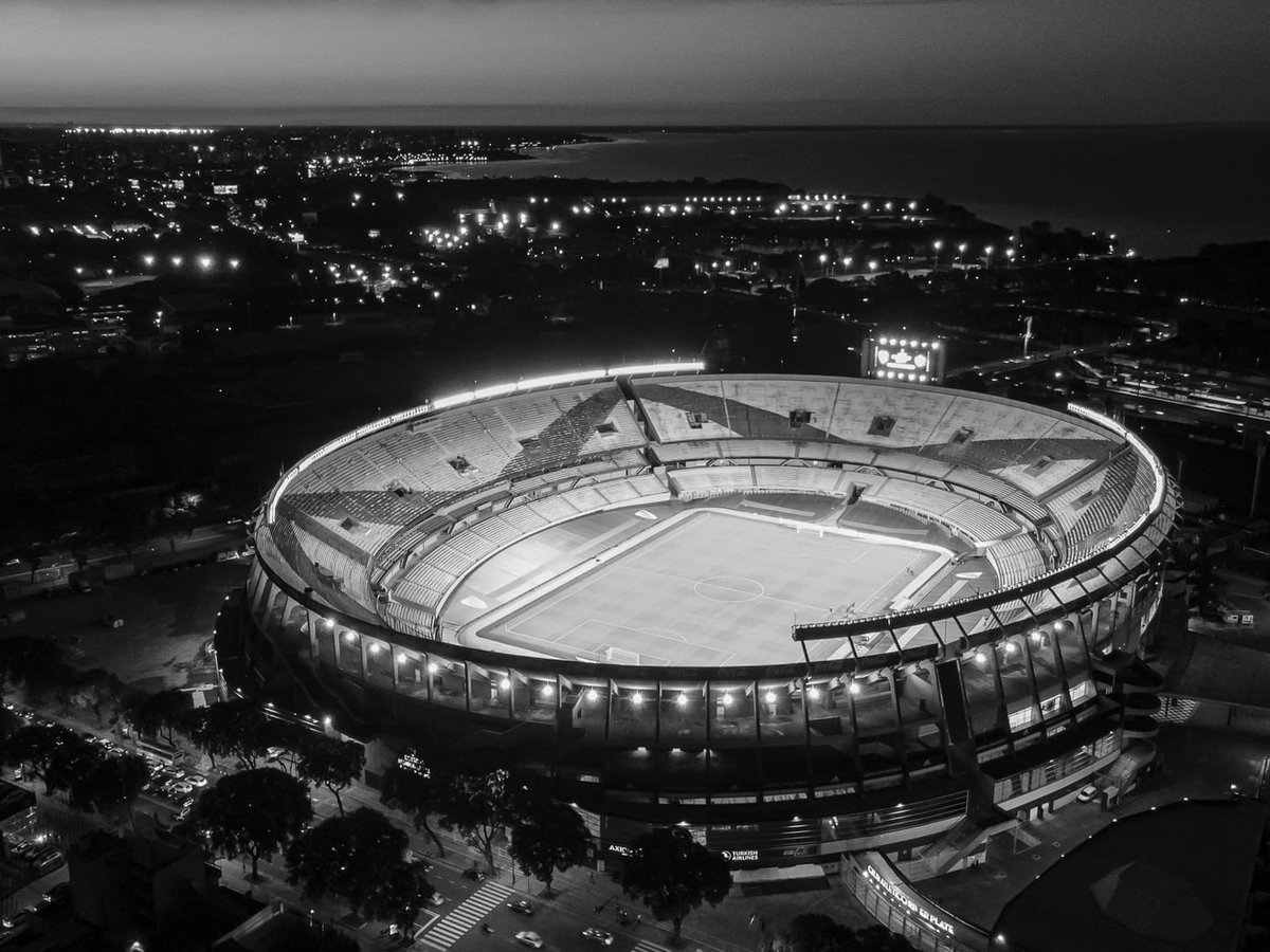 missprivelove's tweet photo. Kendrick Lamar is performing at the Estadio River Plate in Buenos Aires, Argentina today for the Grand National Tour.✨He is the first American rap artist to ever perform in this stadium. 🏟️🇦🇷 https://t.co/r1pHwcxjkM