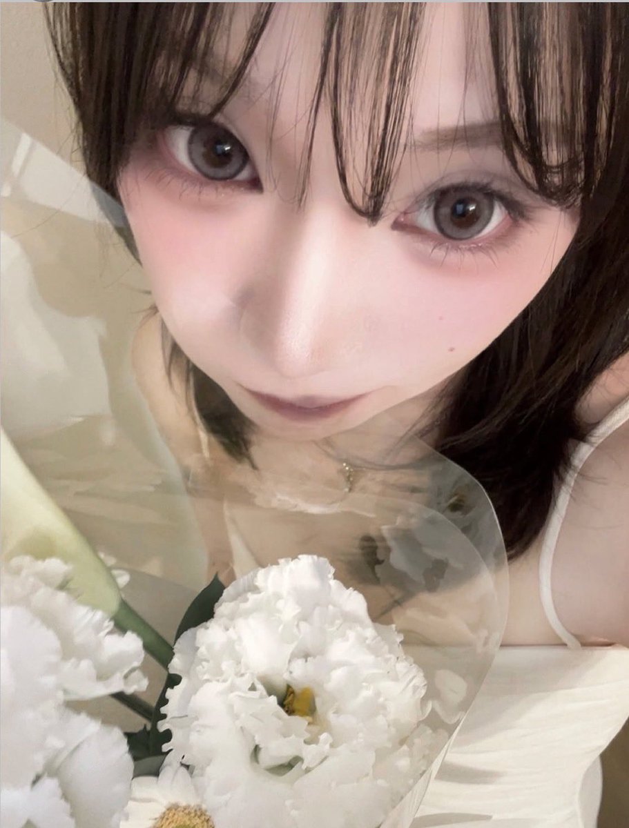 ニンちゃんが使ってるカラコン透明感えっぐ。。太フチだから他撮りでも