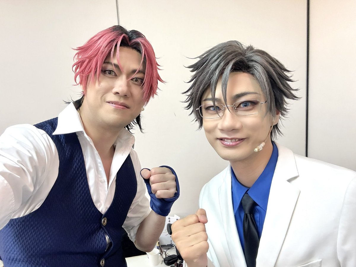 Tk4onenine3's tweet photo. バグステ大阪公演2日目ありがとうございました！

ものすごい熱気に包まれながらの公演で
熱いなぁ大阪🙌
今日は座長の馬場ちゃんとパシャリ📸
頼りになる座長で頼もしいです！

明日でラスト！
最後まで応援よろしくお願いします👍

#バグステ https://t.co/jJummFUJ4h