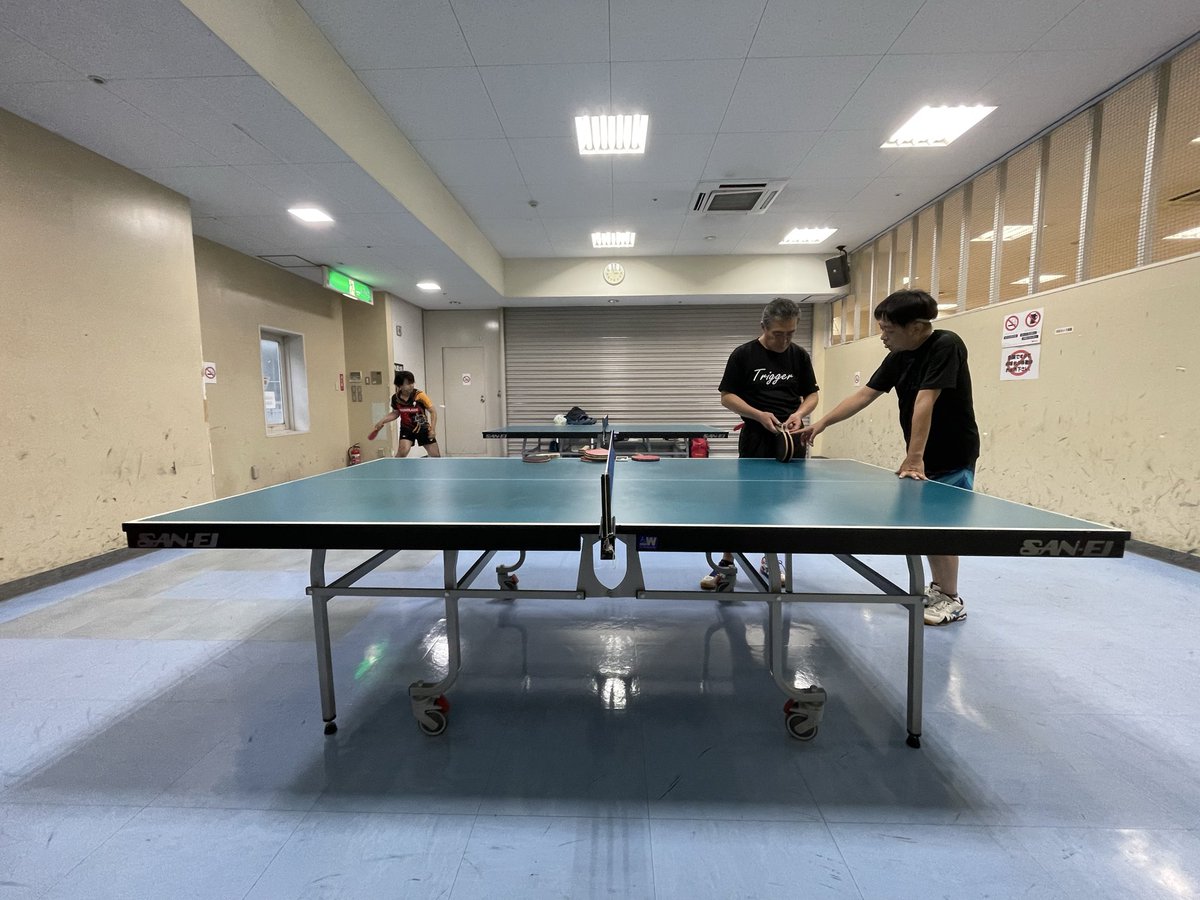 新作のハンドソウ型ラケットの試打を2回に分け行いました。ハンドソウが本当の意味でシェークやペンと肩を並べる為に必要な、最重要課題を克服するために開発したラケットです。武藤さんや竹村さんなど、歴代のチャンピオンであるハンドソウ上級者からはこれ以上ないくらい良い反応をいただけました。