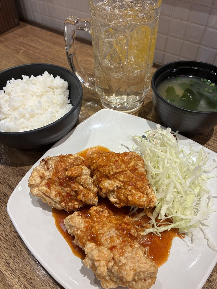 Jdiary1958006's tweet image. 20251004  おはようございます

違うか…

今日のお夕飯♡

唐揚げ旨辛定食 161B(734円 高ッ😱
ハイボール 90時(411円 高ッ😱

めちゃんコ美味しいけども🥹

久しぶりにジョムティエンビーチ沿いにあるラーメンおざわに🍜
ラーメン屋で唐揚げ定食を食すw

pattaya time 19：25
japan time 21：25

🍻〜