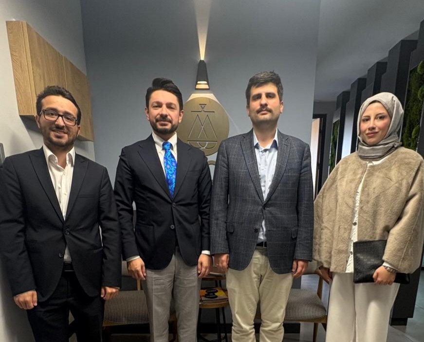 Ak Parti Çankaya İlçe Avukat Koordinatörümüz <a href="/tahapakdil/">Hayri Taha Pakdil</a>, avukat ziyaretleri kapsamında; Protokol Hukuk Bürosu'nu ziyaret etti. Misafirperverliği için Av. Mesut Özdemir'e teşekkür ederiz.

<a href="/hakanhanozcan/">Hakan Han ÖZCAN 🇹🇷</a>
<a href="/emrhntrn/">Emirhan Turan 🇹🇷 ⚖</a>
<a href="/avmuratcandogan/">Av. Murat Can Doğan</a>