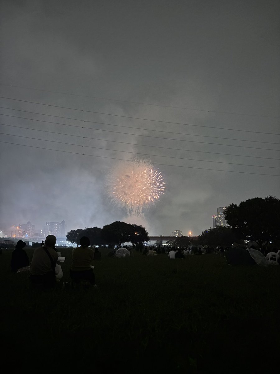 ToNiBigstar's tweet photo. 最後に行ったのはコロナ前？数年越しの多摩川花火大会へ

雨空のため花火はかすみ、ぬけきれない煙にもまかれつつ。持参した串カツになぜかバドワイザーをあわせて🍻 https://t.co/keNKACYv3g