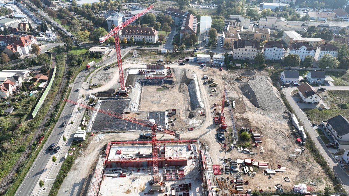 Es geht voran! Der #Burgenlandkreis baut seinen #Bildungscampus in Naumburg. Der Baufortschritt ist für jedermann erkennbar. Ich freue mich für die Schüler der Schweitzer-Sekundarschule, der Humboldt-Sekundarschule, der Pestalozzischule und der Berufsschule. Ein Schulversuch für