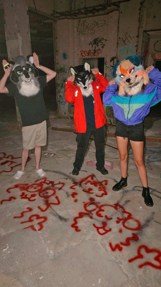 Late nights with the fuzz 
Would you join them for shenninagens? 🐕🐾🫟