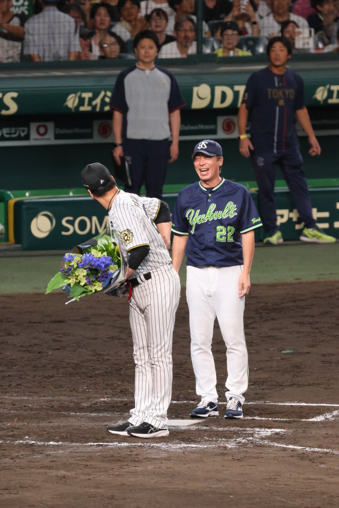 ヤクルトスワローズ　高津臣吾監督　グランドコート ヤクルトスワローズ 高津臣吾監督 グランドコート TAKE7700 on X: