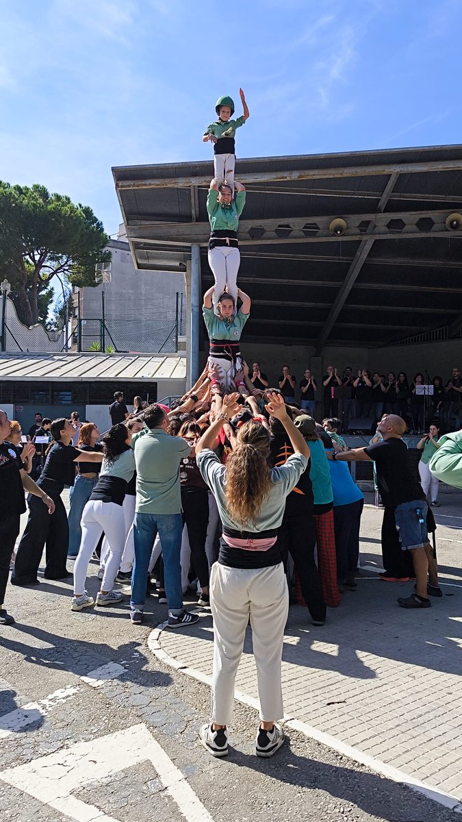 CastellerMollet's tweet photo. 💚 Avui hem fet una cercavila amb les entitats del poble i un Pde4 amb motiu del Fest Salut Mental!

#castells #LiniaVerdClaret
#ambtumesamunt #cdm https://t.co/vyf5wUMlM4