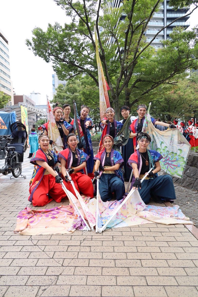 sun_yosakoi's tweet photo. 【#ちばよさ 前夜祭】

余興大会第4位！
燦ヶ丘高等学校に投票いただきありがとうございました😍

よさこい演舞はフラッグ隊が出動！
旗だけの「星と海と太陽と」をお送り🚩

明日は本祭！よろしくお願いします！

🔸スケジュール🔸
12:00 パレードA
12:33 パレードB
14:54 ステージ
16:08 パレードC https://t.co/7KmU8o2FCd