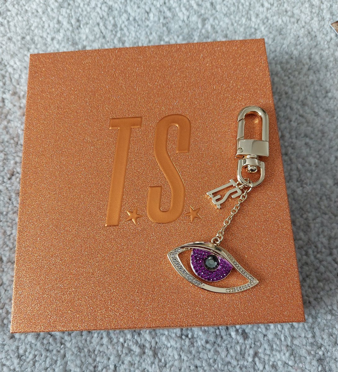 My Taylor album has finally arrived and it's so cool 🤩 I love the keyring too ✨️