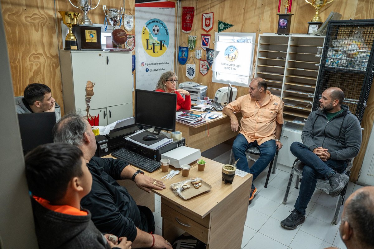 Nos reunimos con la Liga Ushuaiense de Futsal ⚽  

Charlamos sobre los desafíos que atraviesan las instituciones deportivas, la representatividad y desarrollo deportivo de deportistas, y la urgente necesidad de pensar políticas reales de inclusión deportiva territorial.