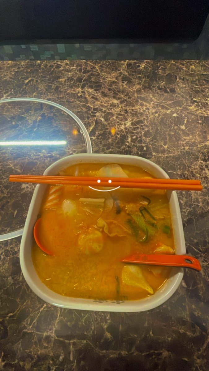 一人麻辣湯したけどすっぴんの時に限って店員さんがイケメンだったり人が多かったりするきちぃ
