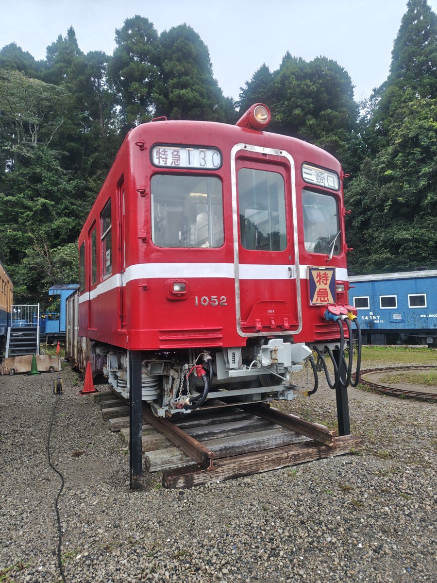 今日のデハ1052

移設の際に曲った状態になっていた支え柱ですが、9月29日に復旧工事を行いました。

運行幕行先幕の光漏れ防止で簡易裏蓋を取付ました。
涼しくなったので少しづつですが車内を片付けて行きます。