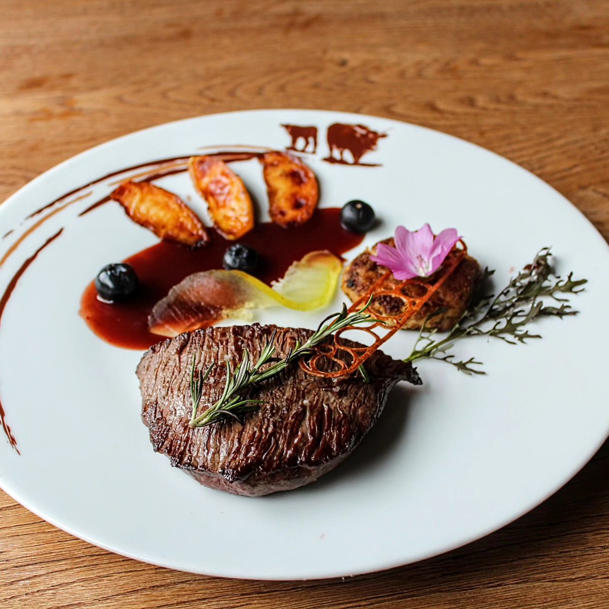 LBailliage's tweet photo. La nouvelle carte est arrivée ! 
De la châtaigne, des champignons, de la biche, que de bons produits d'automne pour vous régaler.
Au Bailliage retrouvez une cuisine faite maison, généreuse et savoureuse dans une ambiance chaleureuse

Réservation au 0471407195
#maitrerestaurateur https://t.co/SJoVbRP40D