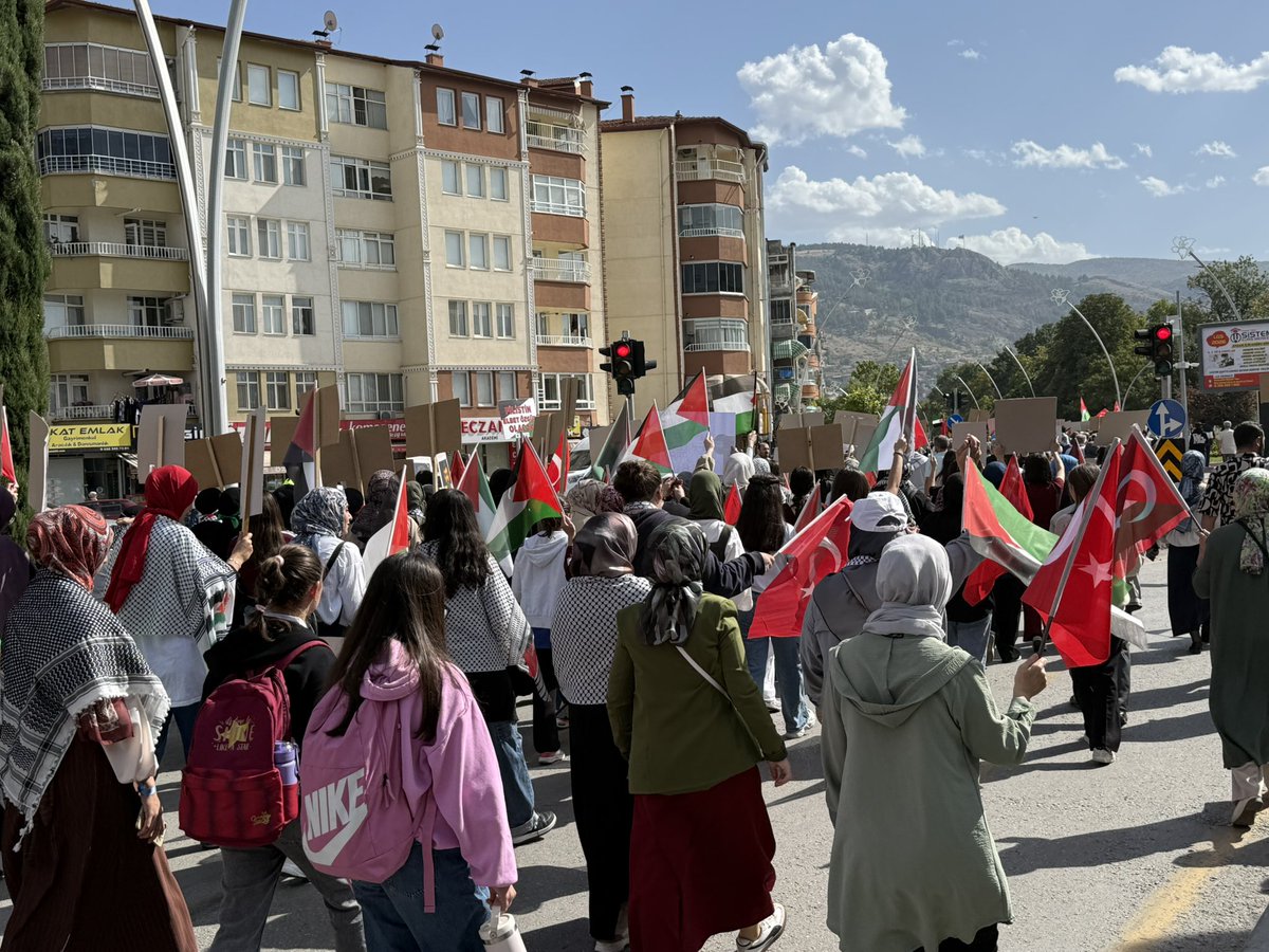 GSB_TokatGM's tweet photo. Milli İrade Platformu tarafından düzenlenen “Özgürlüğe Yürüyoruz – Sumud’a Destek Yürüyüşü” etkinliğine, Gençlik Merkezi olarak bizler de Filistinli öğrencilerimizle birlikte katılım sağladık. 🇹🇷🇵🇸✨
#gsbgm
#gsb_tokatgm
#togügençofis
#sumudgemisi https://t.co/Oz454xiR6a
