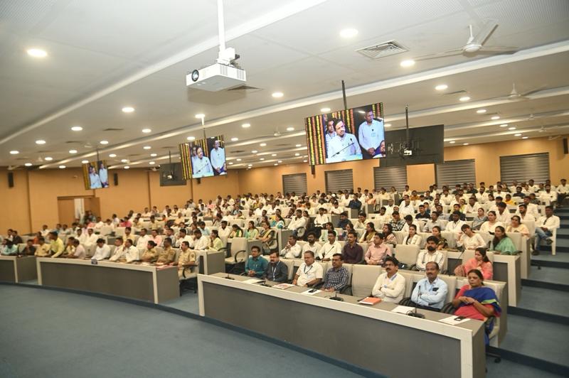 राज्याचे मुख्यमंत्री मा.श्री.देवेंद्रजी फडणवीस साहेब यांच्या १५० दिवसांच्या कार्यक्रमांतर्गत जालना जिल्हाधिकारी कार्यालय येथे आज महाराष्ट्र लोकसेवा आयोगाकडून शिफारस प्राप्त लिपिक- टंकलेखक संवर्गातील एकुण १२८ उमेदवारांना शासकीय नियुक्ती आदेशाचे वितरण करण्यात आले. या कार्यक्रमात