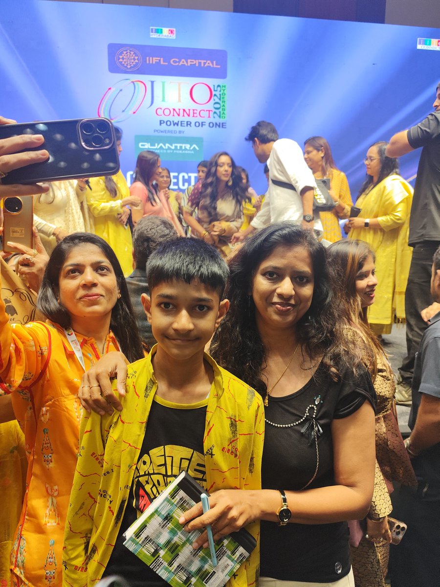 PuneetA72940345's tweet image. Went to see HER, suddenly after 30 mns crowd noise bful girl like DOLL enterting,m cmfused,is she same,yes its HER my "An" of  #MaAn our #Anupamaa omggg happy dance 💃💃🥰🥰 @TheRupali such a bful n wonderful celeb...@sakshi__goel gl u were right she is Doll🥰🥰