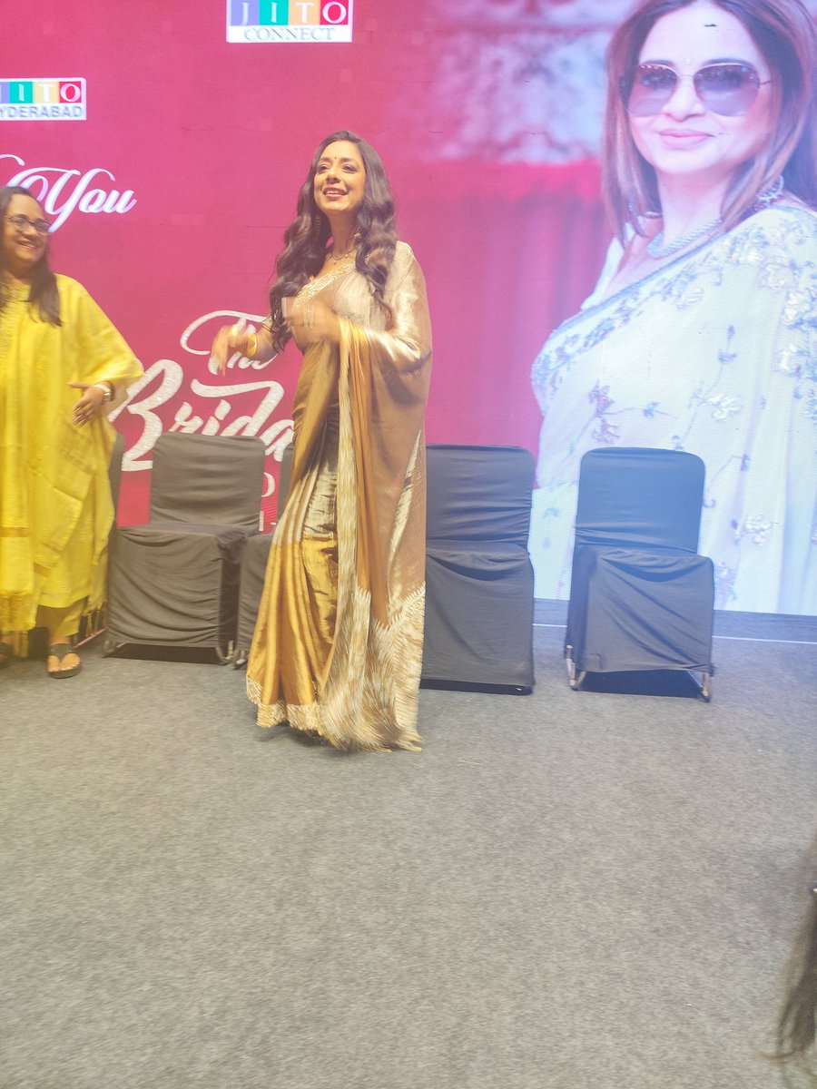 PuneetA72940345's tweet image. Went to see HER, suddenly after 30 mns crowd noise bful girl like DOLL enterting,m cmfused,is she same,yes its HER my "An" of  #MaAn our #Anupamaa omggg happy dance 💃💃🥰🥰 @TheRupali such a bful n wonderful celeb...@sakshi__goel gl u were right she is Doll🥰🥰