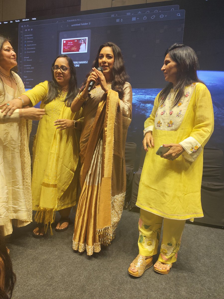 PuneetA72940345's tweet image. Went to see HER, suddenly after 30 mns crowd noise bful girl like DOLL enterting,m cmfused,is she same,yes its HER my "An" of  #MaAn our #Anupamaa omggg happy dance 💃💃🥰🥰 @TheRupali such a bful n wonderful celeb...@sakshi__goel gl u were right she is Doll🥰🥰