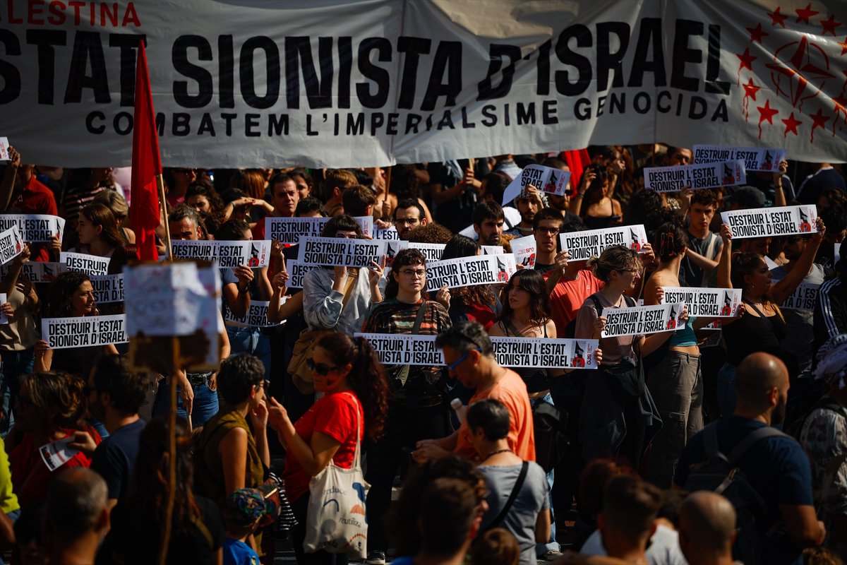 Unas 70.000 personas, según el Ayuntamiento de Barcelona, y 300.000 según los organizadores se manifiestan en apoyo a Gaza y por el fin del comercio de armas y relaciones con Israel ow.ly/TjrB50X6Bcf