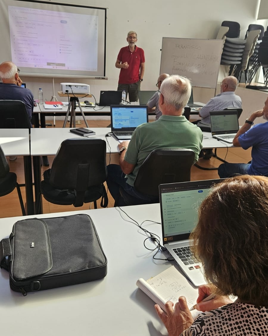 ratoadcc's tweet image. 📸
🇵🇹 O "Chá das TIC" da #RatoADCC voltou à OJ Miratejo!
Esta atividade é realizada no âmbito do projeto "Retirar das Margens, Intervir no Social" do @CMSeixal no âmbito do programa Portugal2030.
#SempreAAprender
. . .
🇬🇧 Informatics #workshop for the seniors community