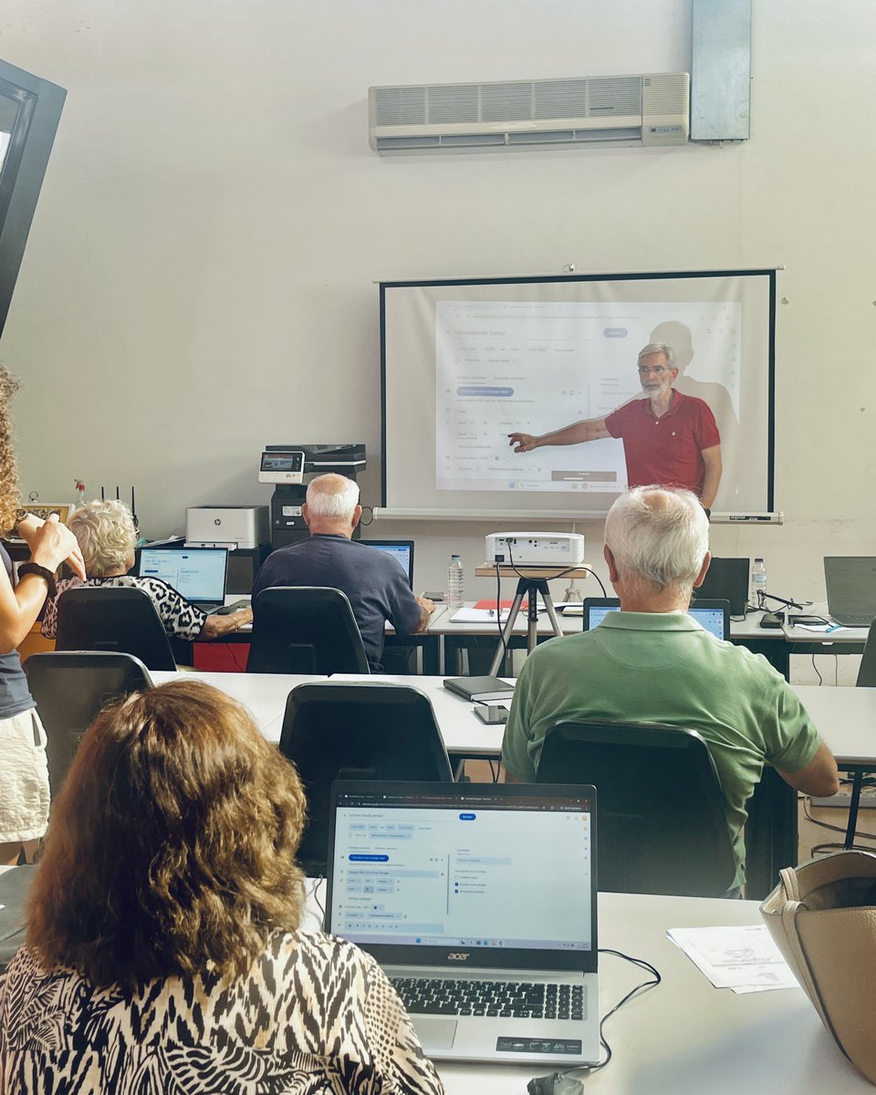 ratoadcc's tweet image. 📸
🇵🇹 O "Chá das TIC" da #RatoADCC voltou à OJ Miratejo!
Esta atividade é realizada no âmbito do projeto "Retirar das Margens, Intervir no Social" do @CMSeixal no âmbito do programa Portugal2030.
#SempreAAprender
. . .
🇬🇧 Informatics #workshop for the seniors community