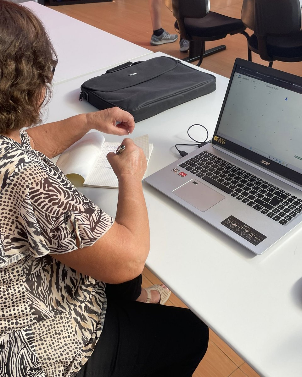 ratoadcc's tweet image. 📸
🇵🇹 O "Chá das TIC" da #RatoADCC voltou à OJ Miratejo!
Esta atividade é realizada no âmbito do projeto "Retirar das Margens, Intervir no Social" do @CMSeixal no âmbito do programa Portugal2030.
#SempreAAprender
. . .
🇬🇧 Informatics #workshop for the seniors community