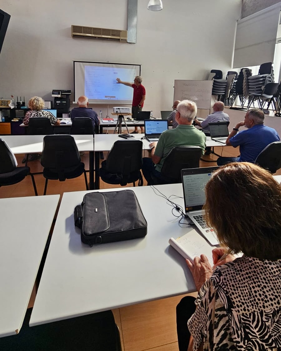 ratoadcc's tweet image. 📸
🇵🇹 O "Chá das TIC" da #RatoADCC voltou à OJ Miratejo!
Esta atividade é realizada no âmbito do projeto "Retirar das Margens, Intervir no Social" do @CMSeixal no âmbito do programa Portugal2030.
#SempreAAprender
. . .
🇬🇧 Informatics #workshop for the seniors community