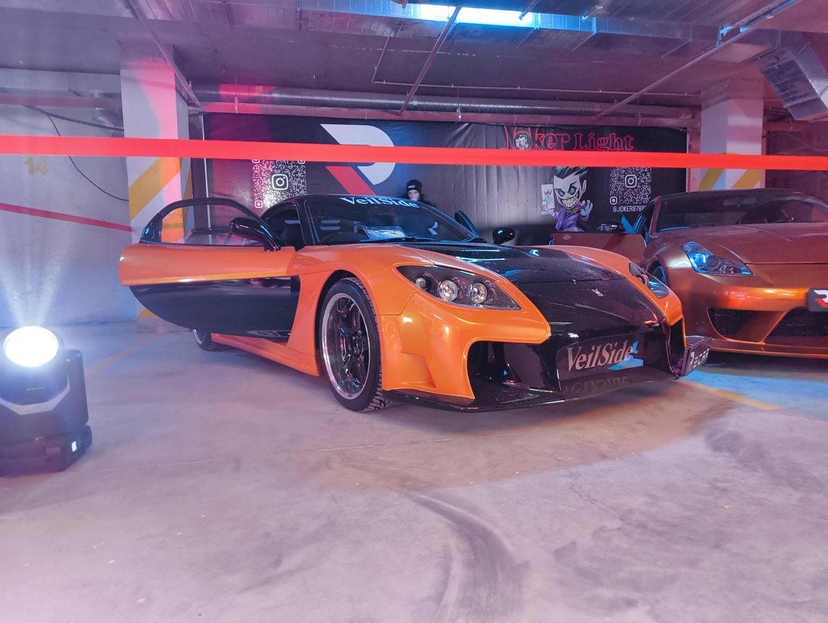 x_IGNISx's tweet photo. This is the first time I've seen the VeilSide RX-7 in person. It looks absolutely stunning.🤩 https://t.co/F00zfKKJ9T