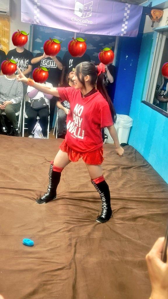 BwAR8LmEYL0kcDk's tweet image. #ChocoPro 
#MysteryWrestling 
#EvilUno 
#駿河メイ
今回の試合の特別ルールを説明し、ジャンケンに勝つメイさん誰でも容赦しない！やはりスゴイ人だ～🍎