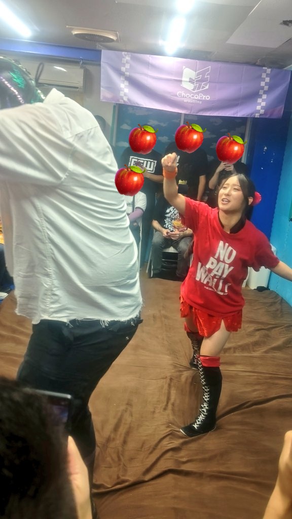 BwAR8LmEYL0kcDk's tweet image. #ChocoPro 
#MysteryWrestling 
#EvilUno 
#駿河メイ
今回の試合の特別ルールを説明し、ジャンケンに勝つメイさん誰でも容赦しない！やはりスゴイ人だ～🍎